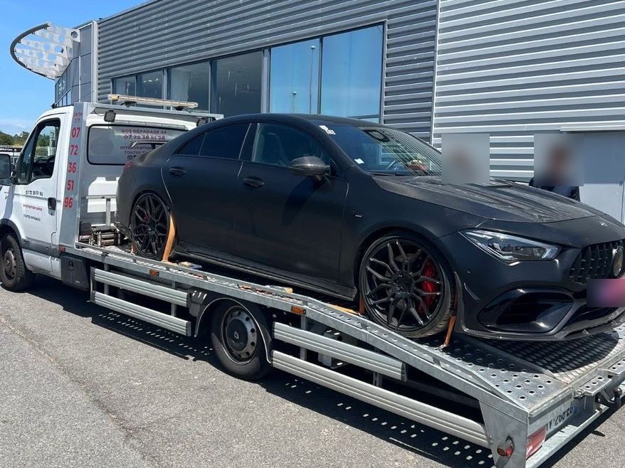 Remorquage : voiture chargée sur la dépanneuse plateau SOS Dépannage 44, en Loire-Atlantique.