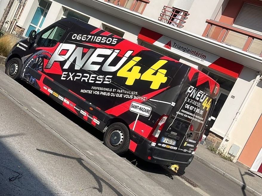 Fourgon atelier pneus Express Pneu 44 garé dans une rue de Saint-Nazaire.