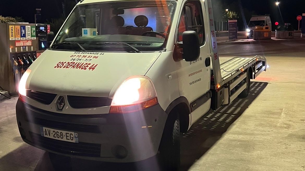 Dépannage de nuit à Saint-Nazaire : la dépanneuse SOS Dépannage 44, gyrophare allumé.